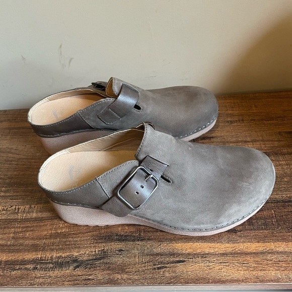 Dansko Women's Caia Taupe Milled Nubuck Clog Size 39 NEW without box - Picture 2 of 6